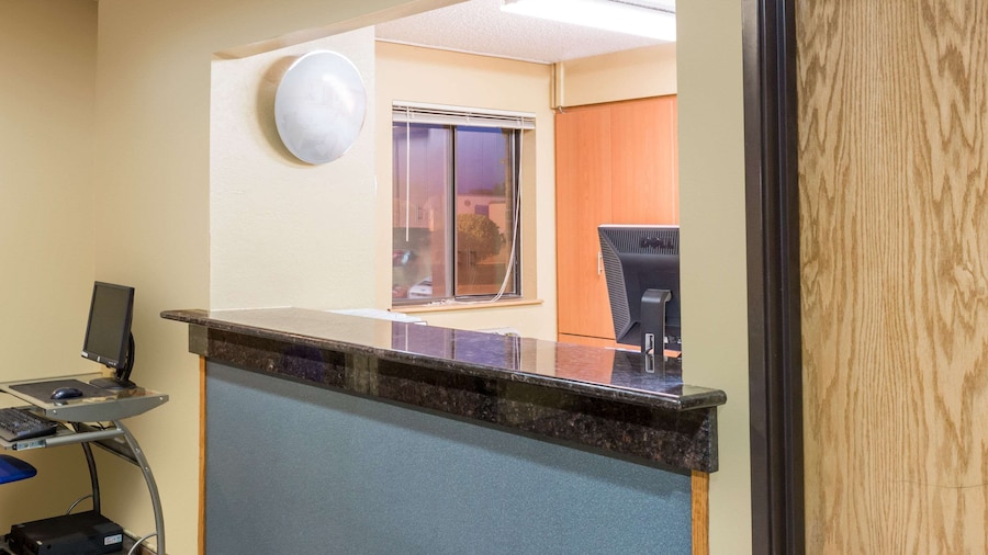 Super 8 by Wyndham Franklin/Middletown Area