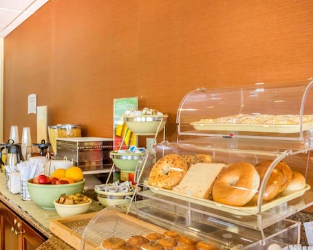 Desayuno buffet incluido. Quality Inn Waterbury East