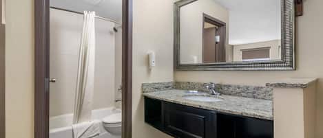 Habitación estándar, 1 cama King size, para no fumadores | Escritorio, tabla de planchar con plancha, wifi gratis y ropa de cama