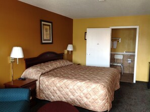 Standard Room, 1 King Bed | Individually decorated, blackout drapes, iron/ironing board