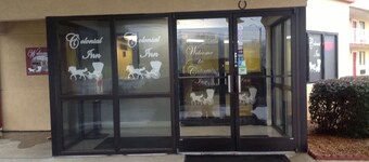 Colonial Inn & Suites /Airport/Graceland