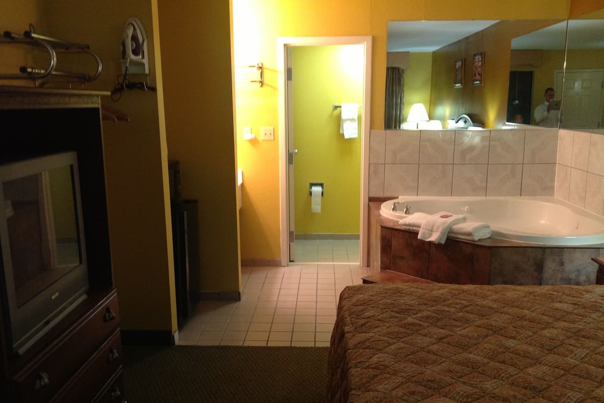 Suite, 1 King Bed, Jetted Tub | Individually decorated, blackout curtains, iron/ironing board