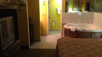 Suite, 1 Tempat Tidur King, jet tub | Didekorasi berbeda-beda, tirai kedap cahaya, dan setrika/meja setrika