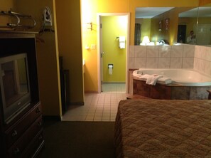Suite, 1 très grand lit, bain à remous