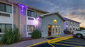 A hotel with a parking lot, a building entrance, and a sign indicating room number 8. - Super 8 by Wyndham El Dorado (El Dorado)