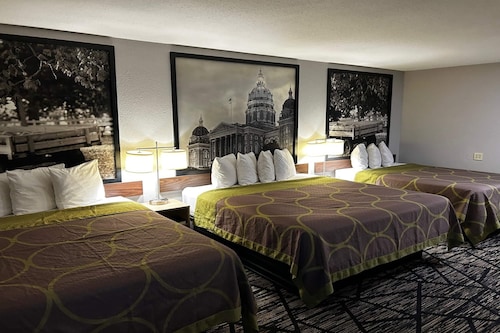 Super 8 by Wyndham Pella