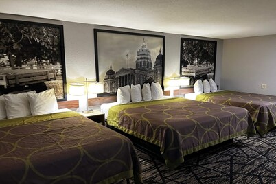 Super 8 by Wyndham Pella