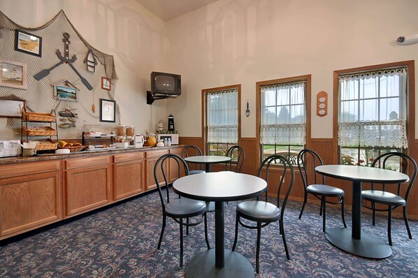 Free daily continental breakfast - Super 8 by Wyndham Pella (Pella)