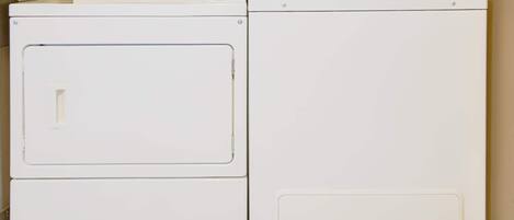 Deux machines à laver Maytag blanches, côte à côte, dans une pièce.