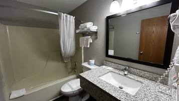 Ensemble douche/baignoire, articles de toilette gratuits, sĂšche-cheveux