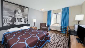 Een kluis op de kamer, een bureau, een strijkplank/strijkijzer