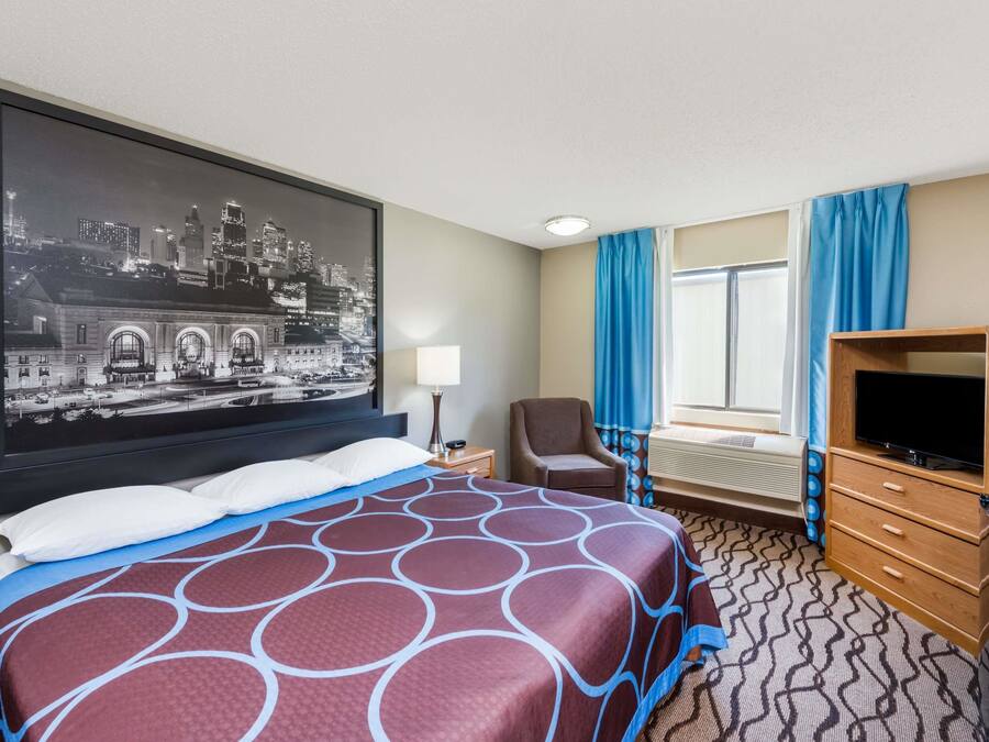 Tallelokero huoneessa, työpöytä, silitysrauta/-lauta