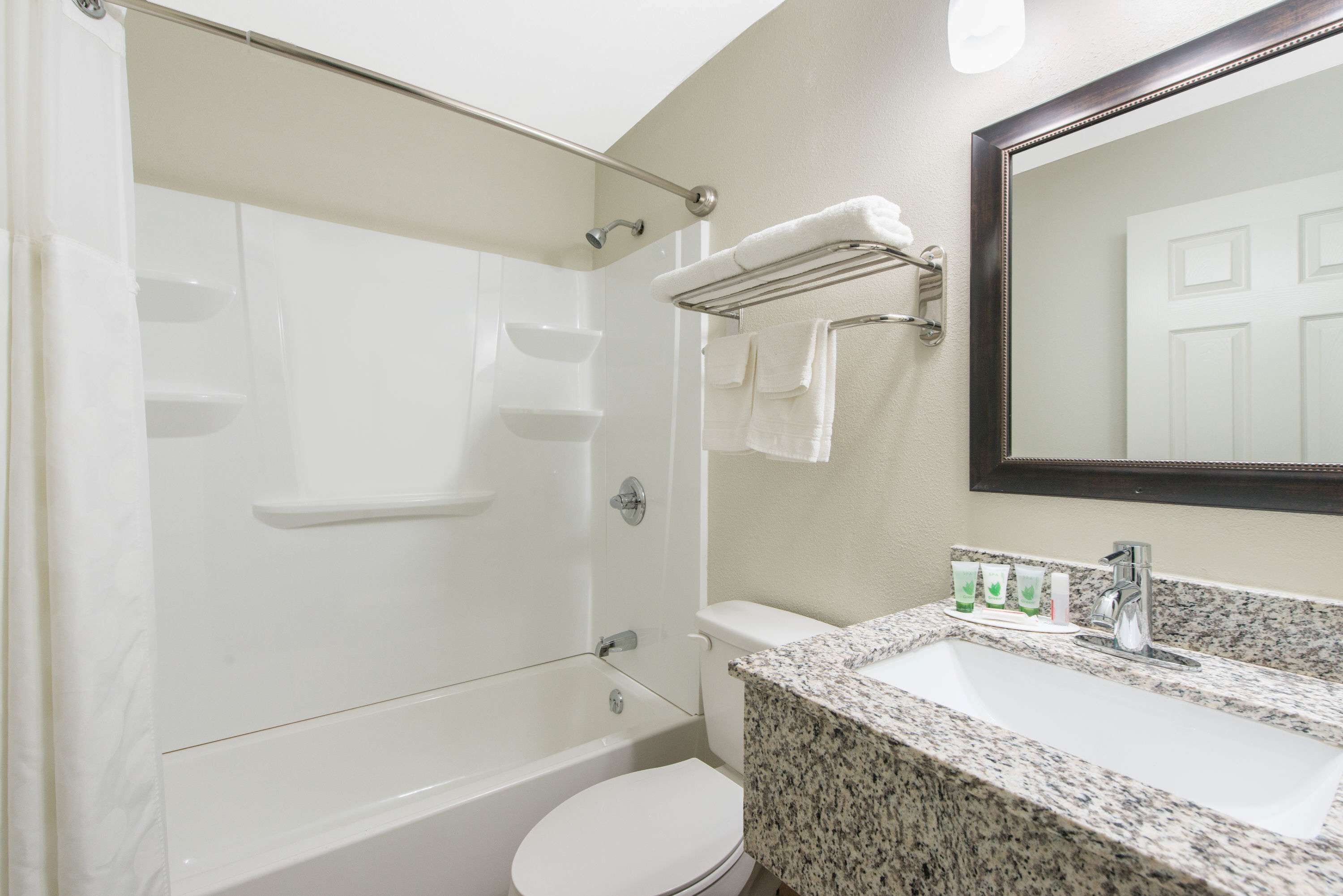 Ensemble douche/baignoire, articles de toilette gratuits, sèche-cheveux