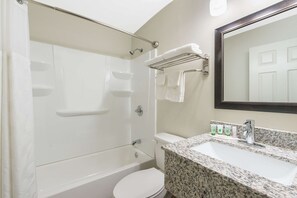 Duschwanne, kostenlose Toilettenartikel, Haartrockner, Handtücher