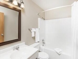 Quarto, 2 camas Queen, para não fumantes | Escrivaninha, cortinas blackout, Wi-Fi de cortesia, roupa de cama