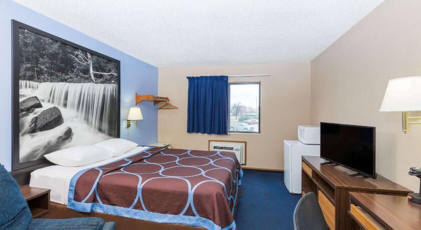 Desk, blackout drapes, free WiFi, bed sheets