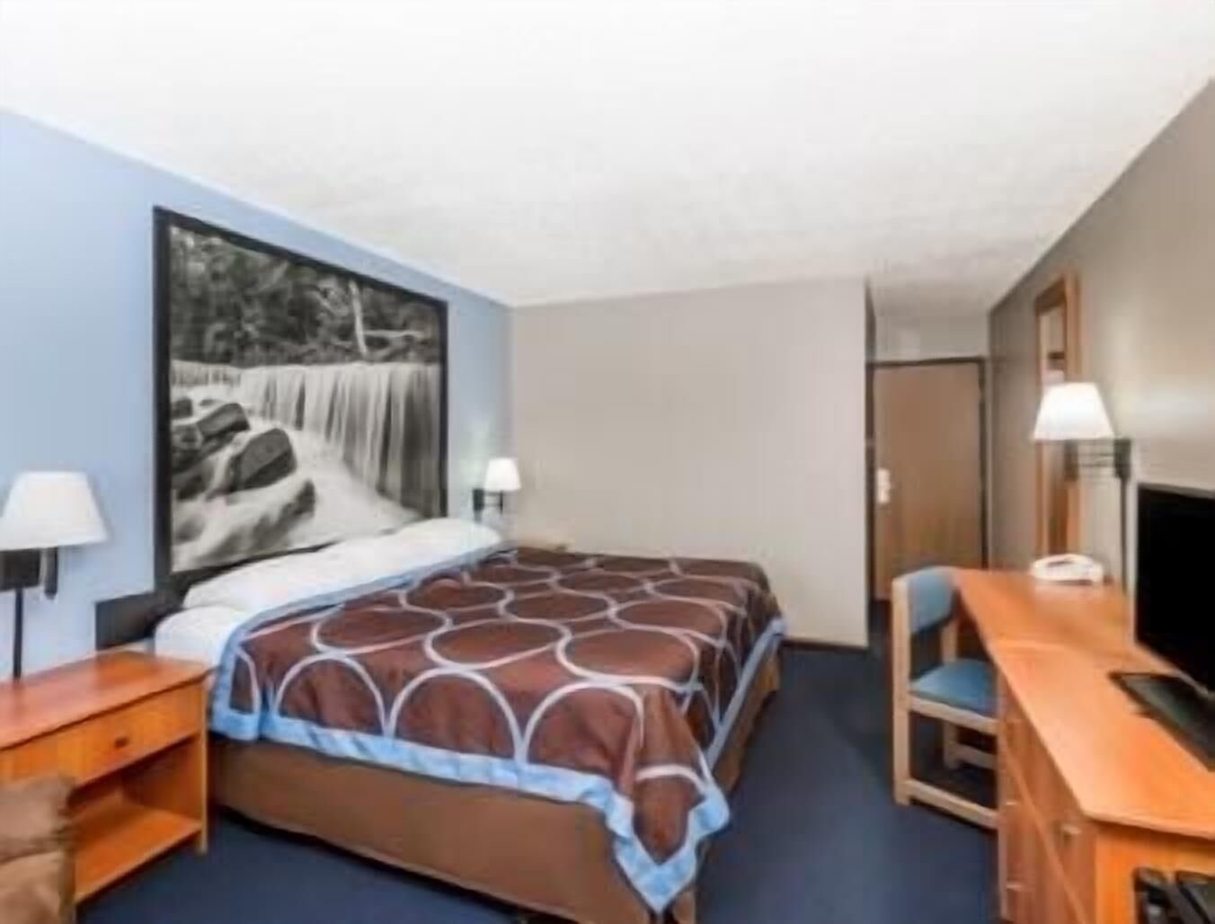 Desk, blackout drapes, free WiFi, bed sheets