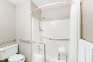 Rom – standard, 1 queensize-seng, tilgjengelighetstilpasset | Bad | Kombinert dusj/badekar, toalettartikler (inkludert) og hårføner
