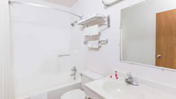 Combined shower/tub, free toiletries, hair dryer, towels
