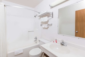 Ensemble baignoire-douche, articles de toilette (gratuits)