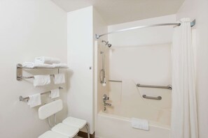シャワー付き浴槽、バスアメニティ (無料)、ヘアドライヤー、タオル
