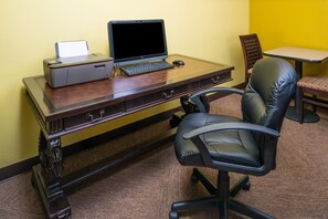 Business center - Super 8 by Wyndham Lincoln West (Lincoln)