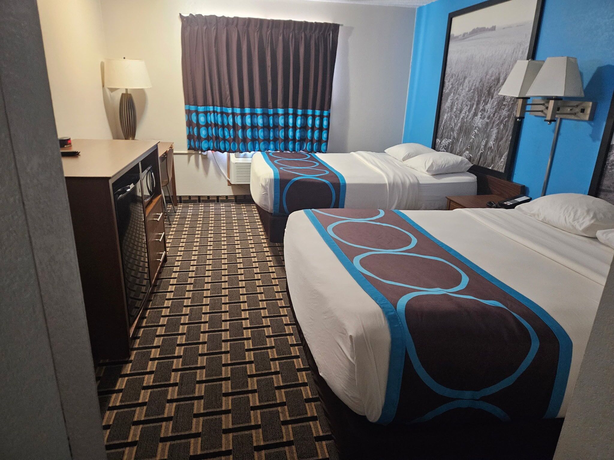 Premium bedding, pillowtop beds, in-room safe, desk