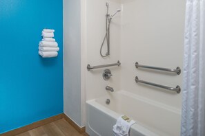 Zimmer, 1 Queen-Bett, barrierefrei, Nichtraucher | Badezimmer | Duschwanne, kostenlose Toilettenartikel, Haartrockner, Handtücher
