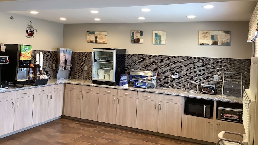 Super 8 by Wyndham Lincoln West