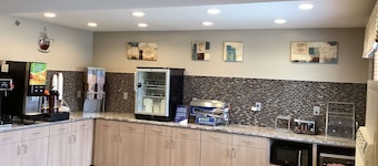 Super 8 by Wyndham Lincoln West