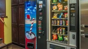 Een automaat met een drankdispenser en een assortiment snacks.