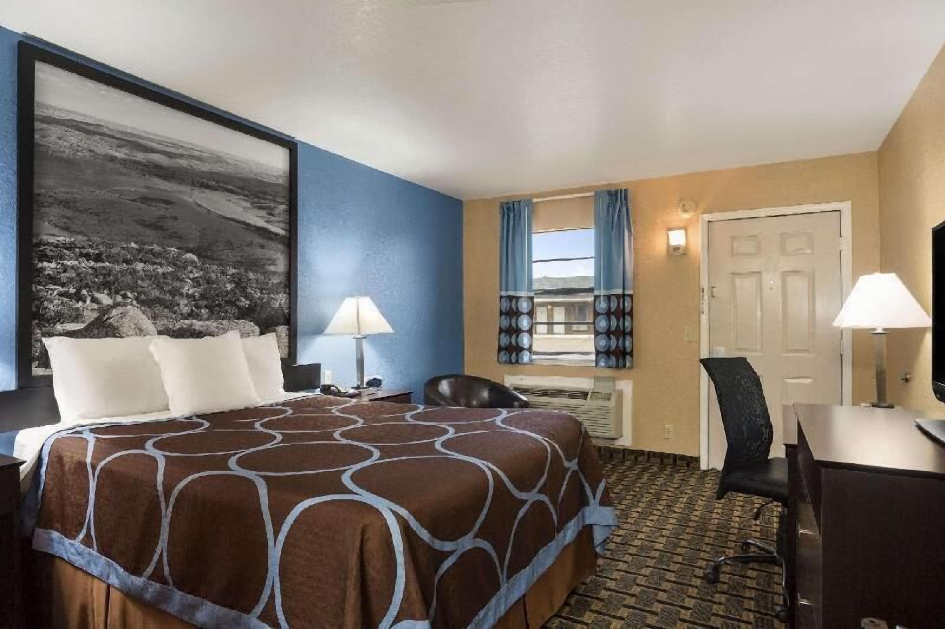 Desk, laptop workspace, iron/ironing board, free WiFi