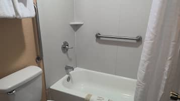 Combined shower/tub, free toiletries, hair dryer, towels