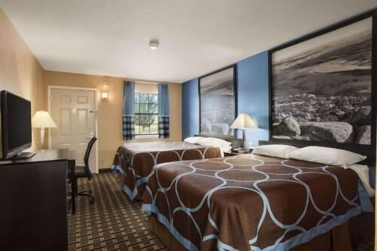 Desk, laptop workspace, iron/ironing board, free WiFi
