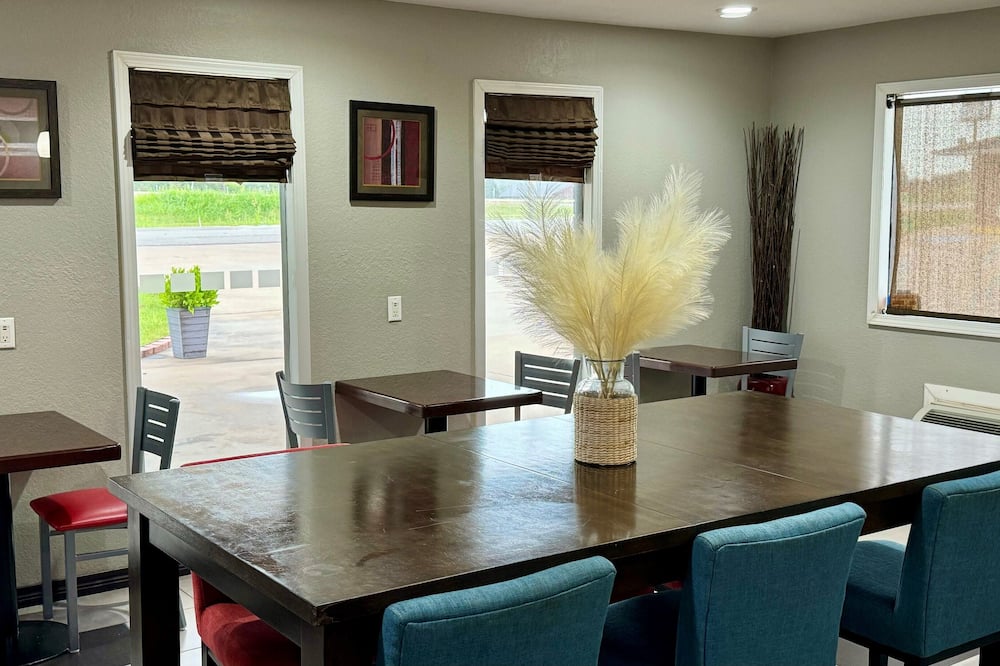 Super 8 by Wyndham Henryetta - Okmulgee