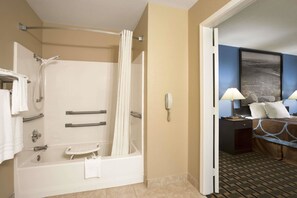 Zimmer, 1 Queen-Bett, barrierefrei, Nichtraucher | Badezimmer | Duschwanne, kostenlose Toilettenartikel, Haartrockner, Handtücher