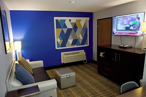 Premium Studio Suite, 1 King Bed, Non Smoking, Jetted Tub | 1 bedroom, premium bedding, pillowtop beds, desk
