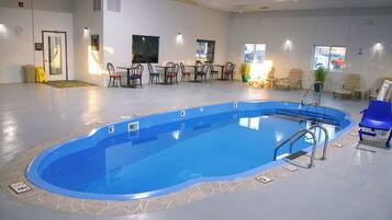 Una piscina cubierta (de 09:00 a 21:00), tumbonas