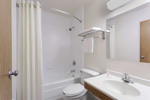 Combined shower/bathtub, hair dryer, towels