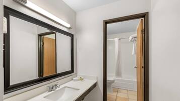 Estudi en suite, 2 llits de matrimoni, no fumadors | Bany | Combinació de dutxa i banyera, assecador de cabells i tovalloles