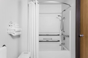 Habitación, 1 cama de matrimonio, accesible para personas con discapacidad, no fumadores (Mobility) | Baño | Ducha y bañera combinadas, secador de pelo y toallas