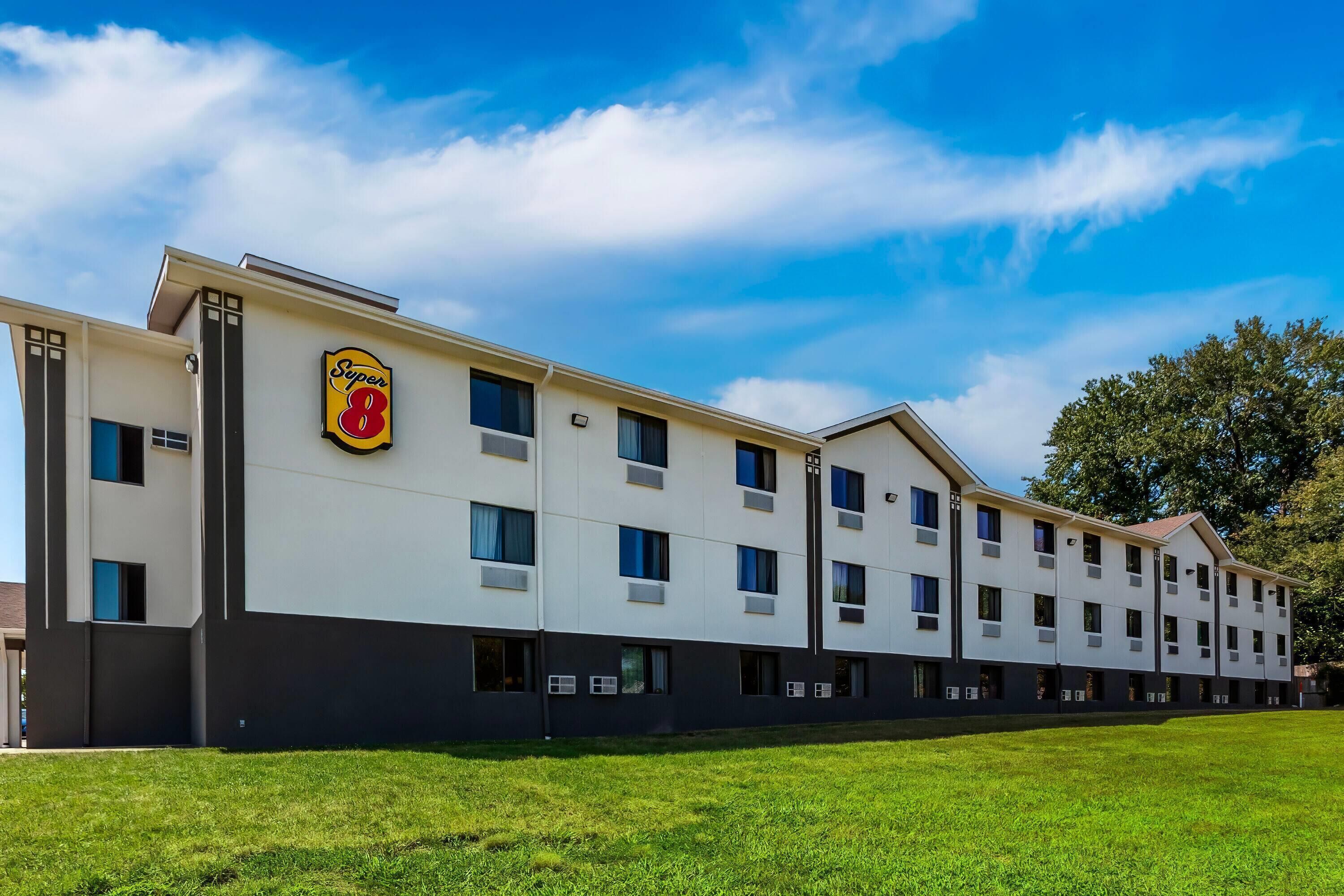 Un hotel con logotipo Super 8, varios pisos y techo plano.