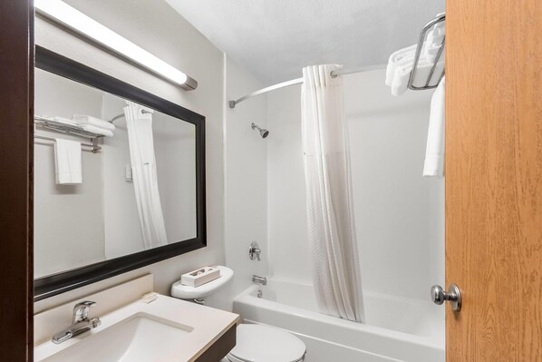 Un baño moderno con lavamanos, inodoro y bañera.