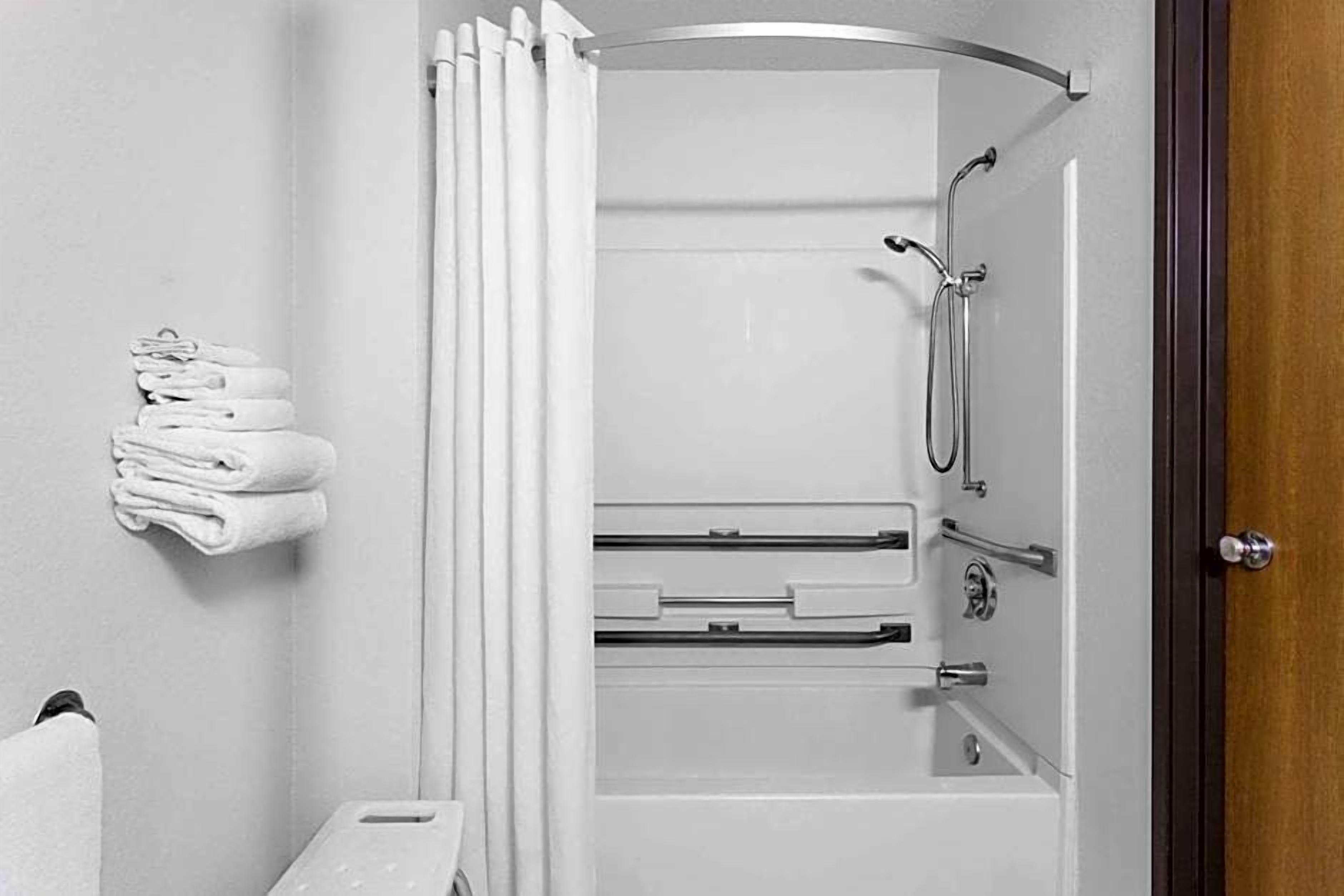 Une salle de bain avec une douche, un porte-serviettes et des toilettes.
