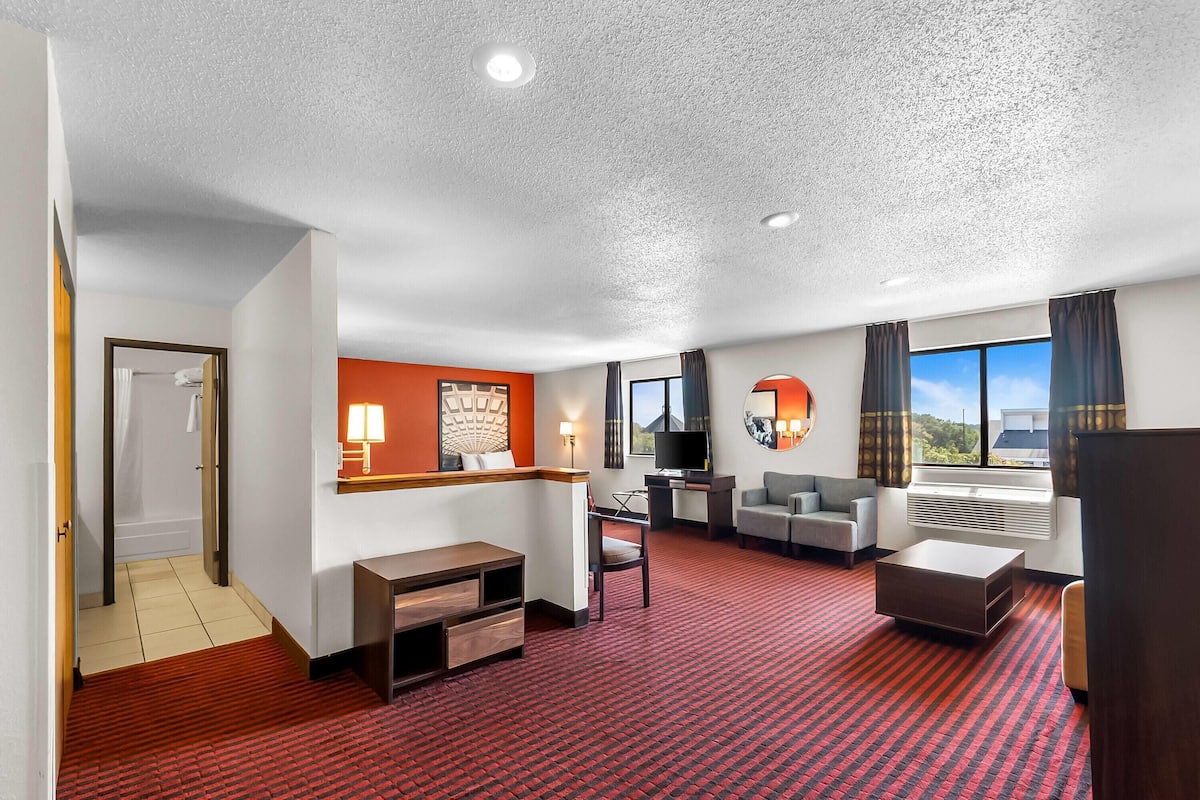 In-room safe, desk, iron/ironing board, free WiFi