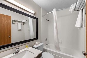 Habitación, 1 cama Queen size, con acceso para personas discapacitadas, para no fumadores (Mobility) | Baño | Tina con regadera, secadora de cabello, toallas 