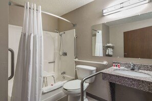 Habitación estándar, 1 cama Queen size, con acceso para personas discapacitadas | Baño | Tina con regadera, amenidades de baño gratuitas, secadora de cabello 