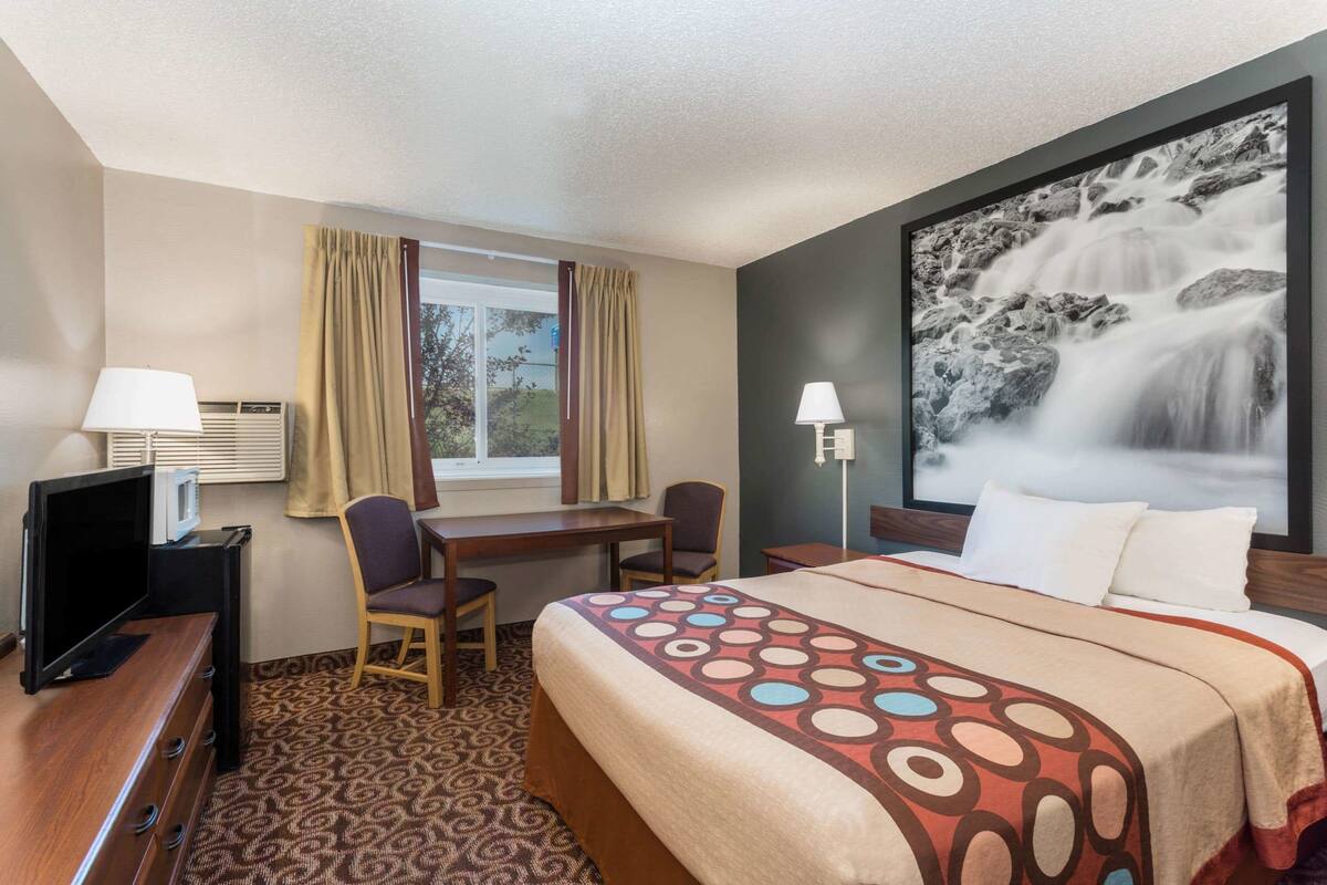 Standard Room, 1 Queen Bed, Accessible | In-room safe, blackout drapes, iron/ironing board, cribs (free)