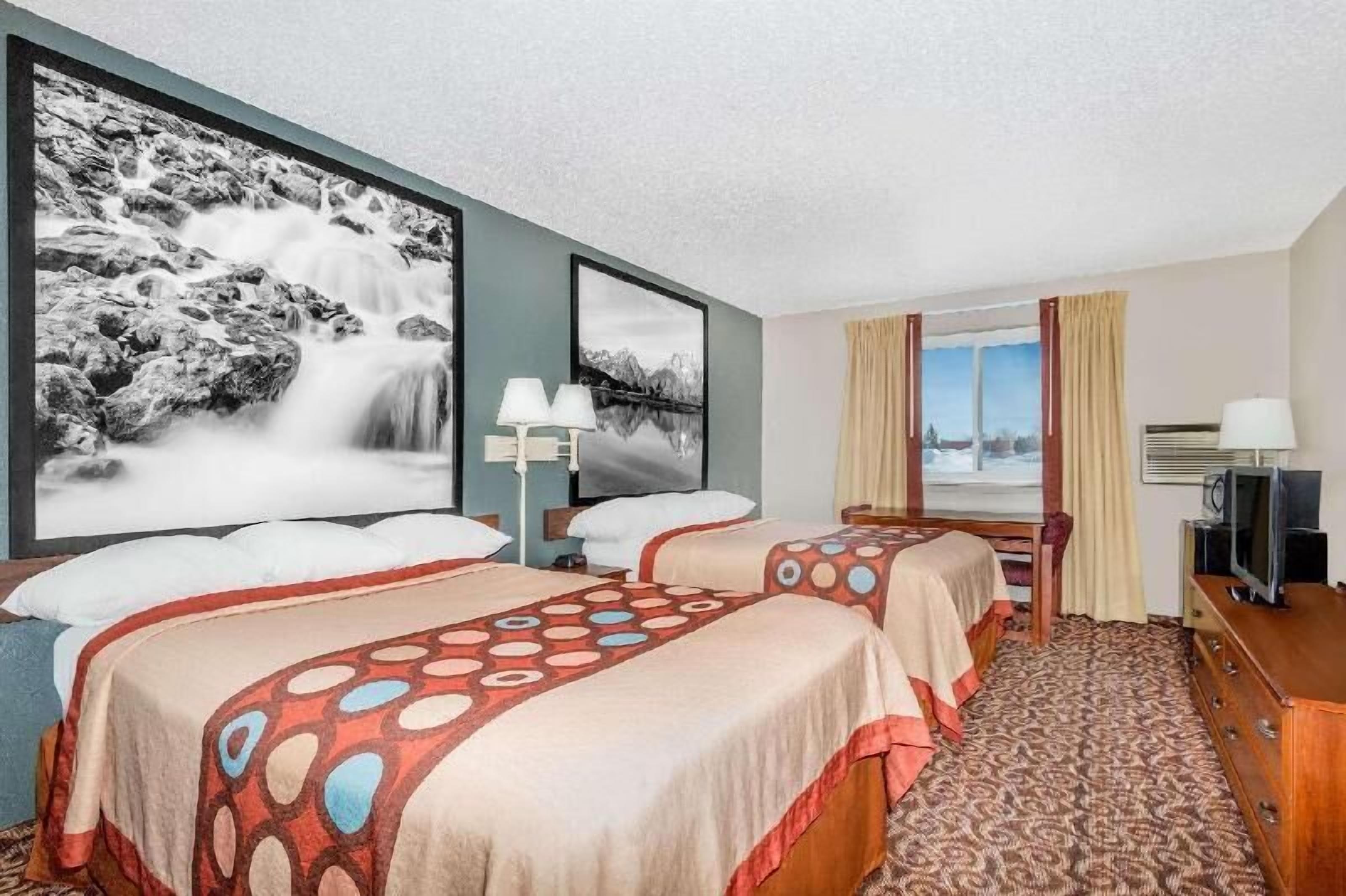 Coffre-fort, rideaux d’obscurcissement, fer et planche à repasser