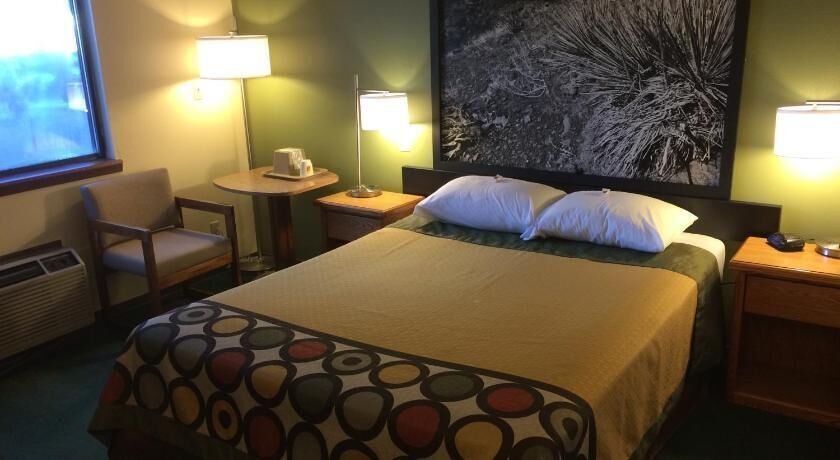 Tabla de planchar con plancha, wifi gratis y ropa de cama 